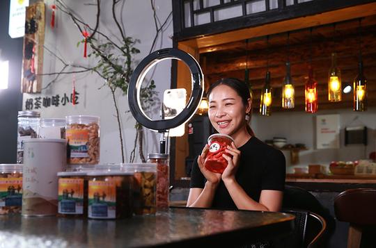 返乡创业青年朱晓健，回家开了一家奶茶店，平时直播售卖农产品。