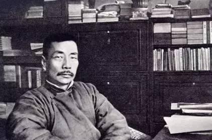 一介平民逼走两任国家总理,烧外交部长豪宅,砸鲁迅兄弟饭碗,一生怼人