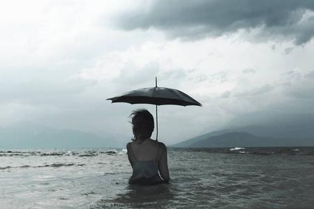 梦到女人入海等待暴风雨的伞图片