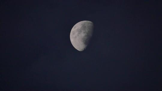 4k天上月亮镜头_3840x2160_高清视频素材下载(编号:)