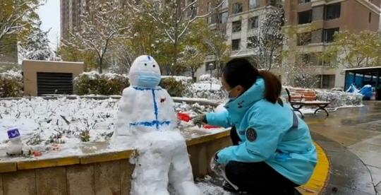 宁夏一小区业主堆“大白”雪人!致敬冒雪工作的医护人员