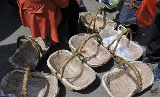农村大集夫妻摆摊赚钱给儿子买80平房子娶媳妇:62万一笔付清