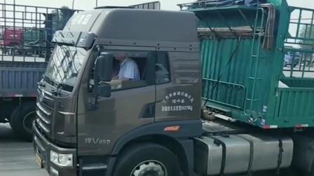 这就是传说中的“气死九米六”四轴的半挂车，十分冷门的车型!