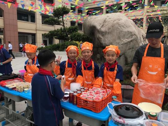柯城区大成小学老师徐林云说,为了让孩子更好地体验创业实践,感受