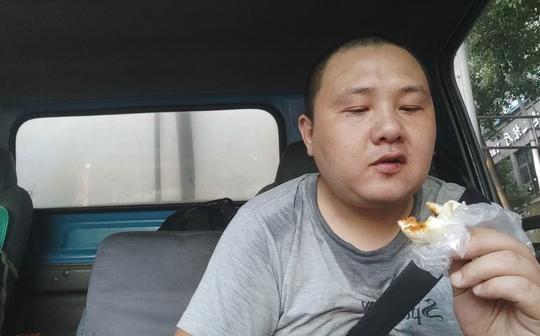 冷链搬运工累了就吃素馅包子视频