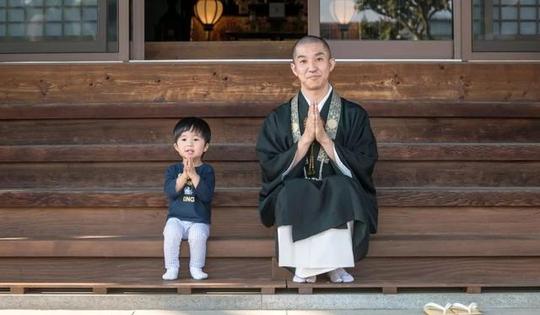 日本和尚偷了4年供品，却受到了全世界的赞赏，背后令人泪下