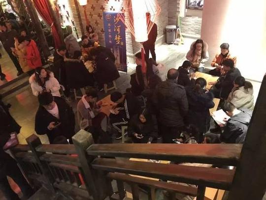 火爆了,火锅界的排队王!17日小龙坎沙河店开业坎粉们