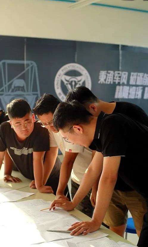 给400万粉丝科普汽车知识，河北年轻教师做短视频走红