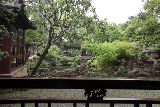 (城曲草堂廊道上拍花园,图右为黄石假山,图左为"望月亭")