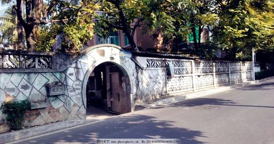 老旧屋老旧房子图片素材下载院子树斑驳绿树建筑景观旅游摄影