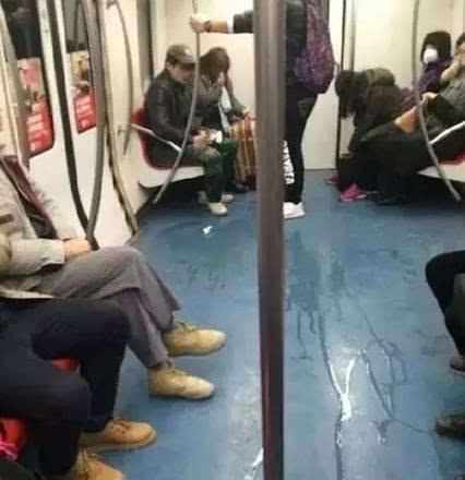 男子地铁上脱裤子尿一地地铁还有哪些雷人事儿?