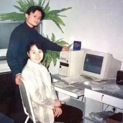 张瑛与马云早期创业图