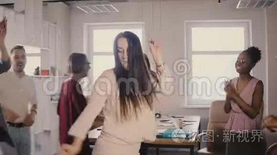 快乐的白种人女主管做有趣的胜利舞蹈。混合种族的同事一起庆祝商业成功短视频