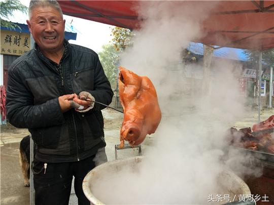 农村集市卖肉师傅有妙招一集能卖两头猪赚500元买的都是回头客