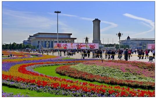 据负责国庆花卉布置的施工方――北京市花木公司负责人介绍,今年