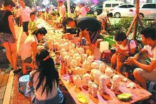 大生意没资本于是街头出了这么一群人:摆摊族贴膜,小饰品,文胸底