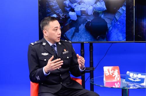 查抄假冒酒捣毁黑作坊的现场,并请民警做客直播间,还原行动过程.