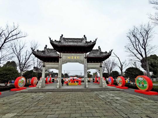 荡口古镇,位于江苏省无锡市锡山区东南鹅湖镇境内,古名丁舍,相传是