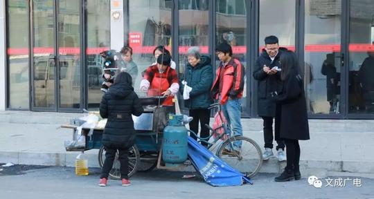 按理来说,我们的记者是找包小兰采访的,但是由于生意太火爆,采访