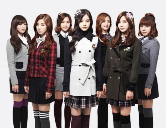 [beast、apink校服广告片场照公开]韩国偶像团体beast和女团apink携