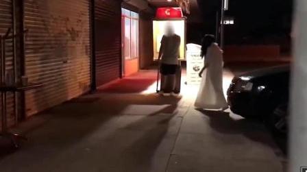 国外搞笑恶搞视频半夜假扮贞子吓唬过路行人一女子当场被吓晕高清