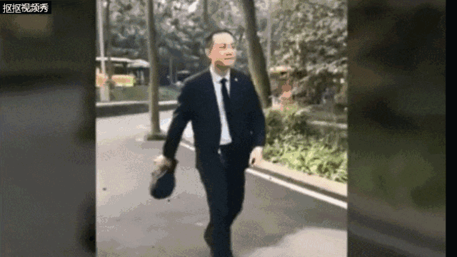 各大段子手几乎都在模仿"二叔走路"人称"社会步"张嘉译正版走路霸