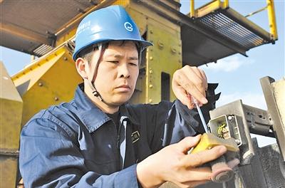 杂货公司散粮站维修电工高级技师、副站长张海波,记者传统印象中的