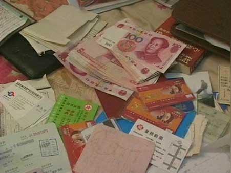 手机短信诈骗骗术大曝光转载;人民币-当街焚烧现金一百万