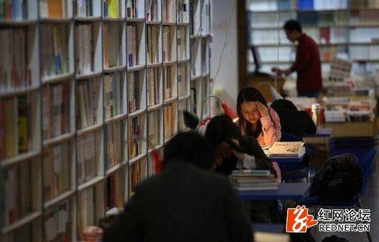麻将馆里不论是白天还是黑夜,几乎都是爆满,不愁客源,生意兴隆.