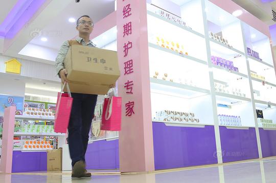 大学男生毕业后卖卫生巾创业