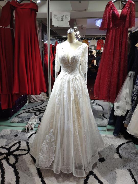 九九成新！大码婚纱拖尾婚纱抖音同款v领显瘦有袖