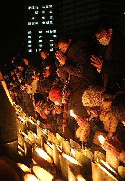 日本阪神大地震20周年民众点燃蜡烛悼念遇难亲人