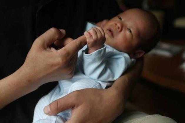 宝宝哭闹需要抱起来哄吗