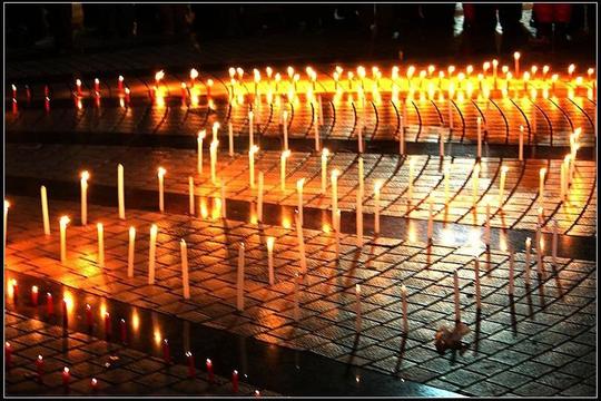 107位遇难的天堂之路.-鹤岗市民点蜡烛悼念遇难矿工组图