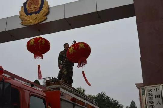 春节雷州消防雷州消防大队将采购回来的灯笼,彩旗,对联,福字等