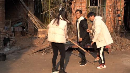 亲生儿子忙创业没时间陪伴父母，养女悉心照顾十年，结局让人感动