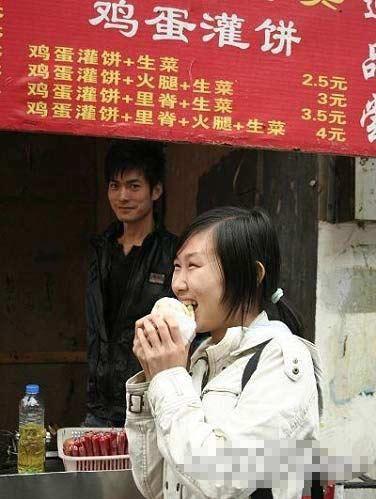长沙堕落街一做烧饼的帅哥受女大学生热捧(组图)
