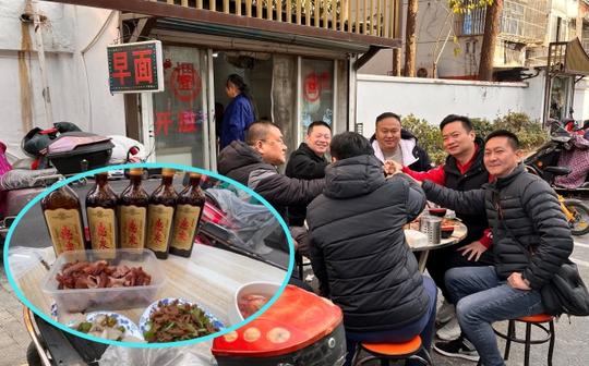 无锡中桥老新村里，有家无名面馆生意很好，喝早酒来碗面条很安逸