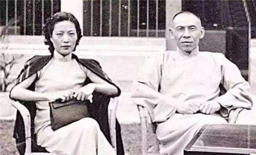 晚清一穷书生借钱从不花，锁箱子里到期就还，多年后成亿万富豪