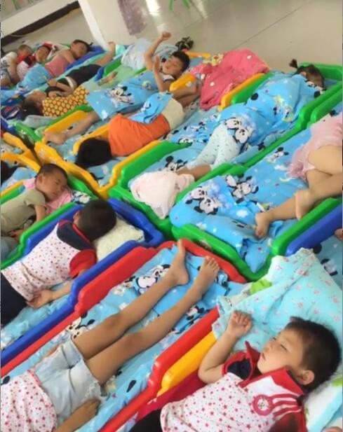 幼儿园孩子午睡实拍，看完后，你还会给孩子买这3种衣服吗