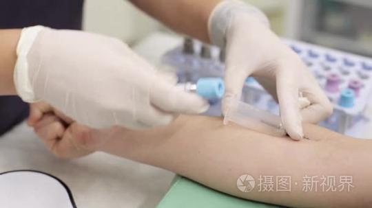 护士和女病人。护士绘制在医院或诊所的血液样本短视频