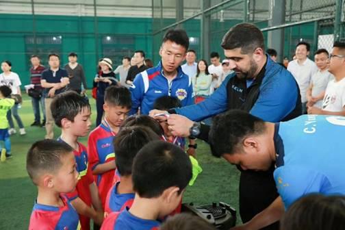 金诚集团足球少年太湖畔驰骋绿茵场梦想是未来的世界