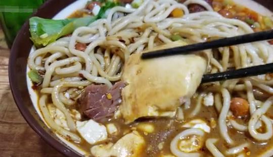 实拍街头生意火爆的豆花面,10块钱一碗,顾客都天天排队吃面!