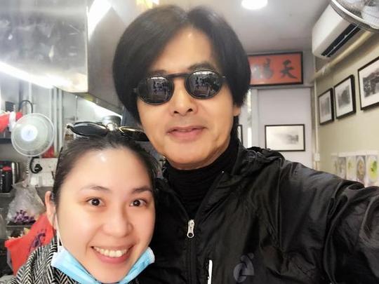 单亲妈妈为了养两子借钱卖小吃生意惨淡,周润发卖力宣传起死回生