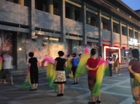 路过广场大妈跳舞团,哪里都一样