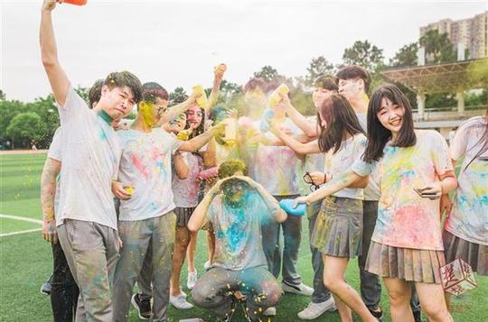 近一月为百余班级拍摄毕业照,武汉一大学生创业工作室