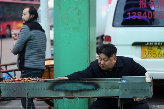 沈阳一卖烤串男子因长相酷似金正恩生意火爆【8p】