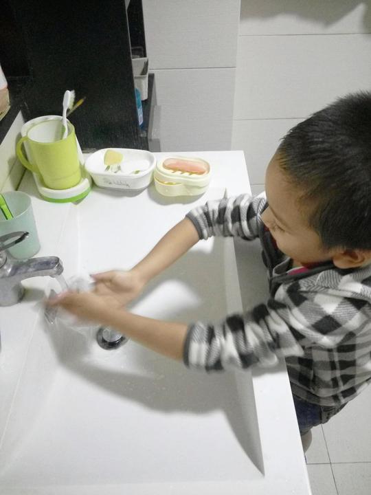 自己洗袜子了!