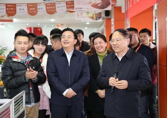 并对大众创业提出意见和建议;在雅园社区退休职工徐兴荣家中,宋主任和