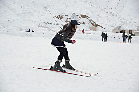 滑雪场滑雪的少女_图片大全—全景创意图库（quanjing.com）中国领先的正版图片视频素材网站